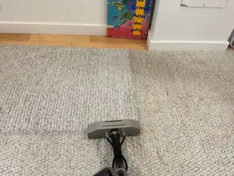 Résultat sur tapis en laine après nettoyage délicat par Groupe Avril, Montréal et Rive-Sud.